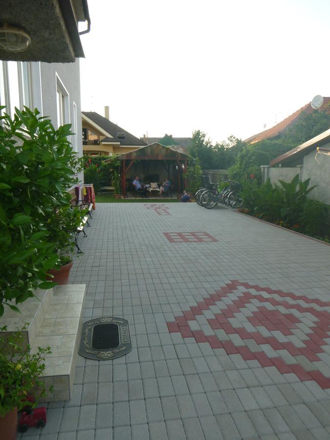 Apartmanovy Dom Grand Štúrovo Exterior foto